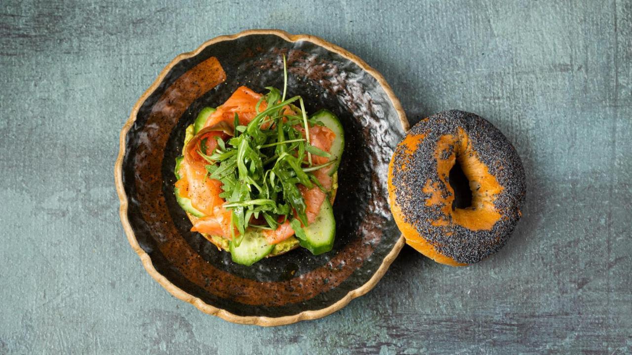 Hotel The Newel Psychiko Atenas Exterior foto A bagel with lox and cream cheese