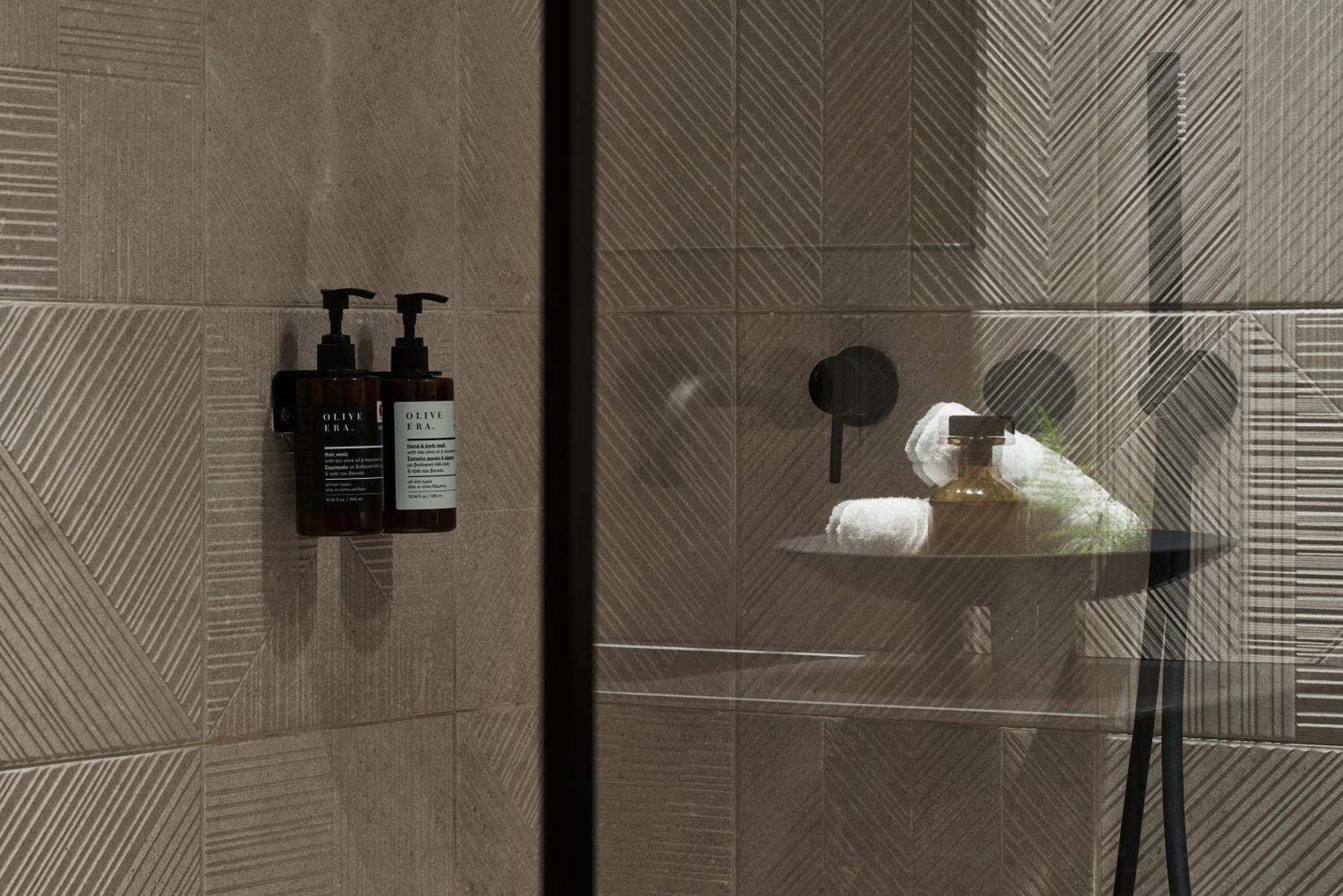 Hotel The Newel Psychiko Atenas Exterior foto A shower with soap and shampoo dispensers